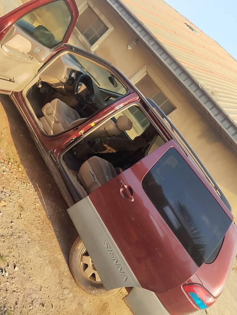 A picture of Toyota sienna 2002