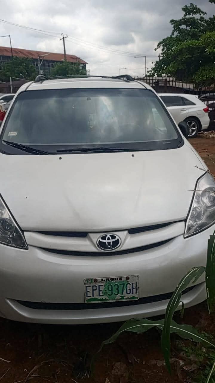 A picture of 2005 Toyota sienna