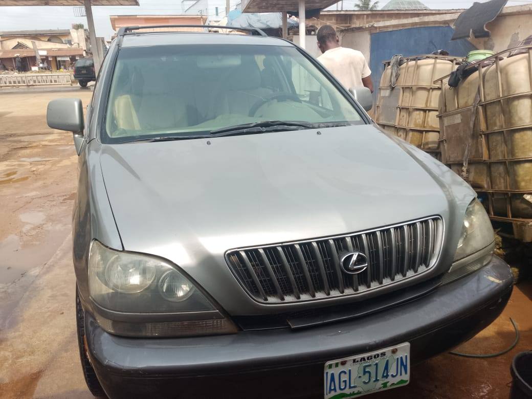 A picture of Lexus Rx300