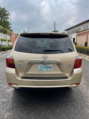 A picture of Neatly used Highlander Sport