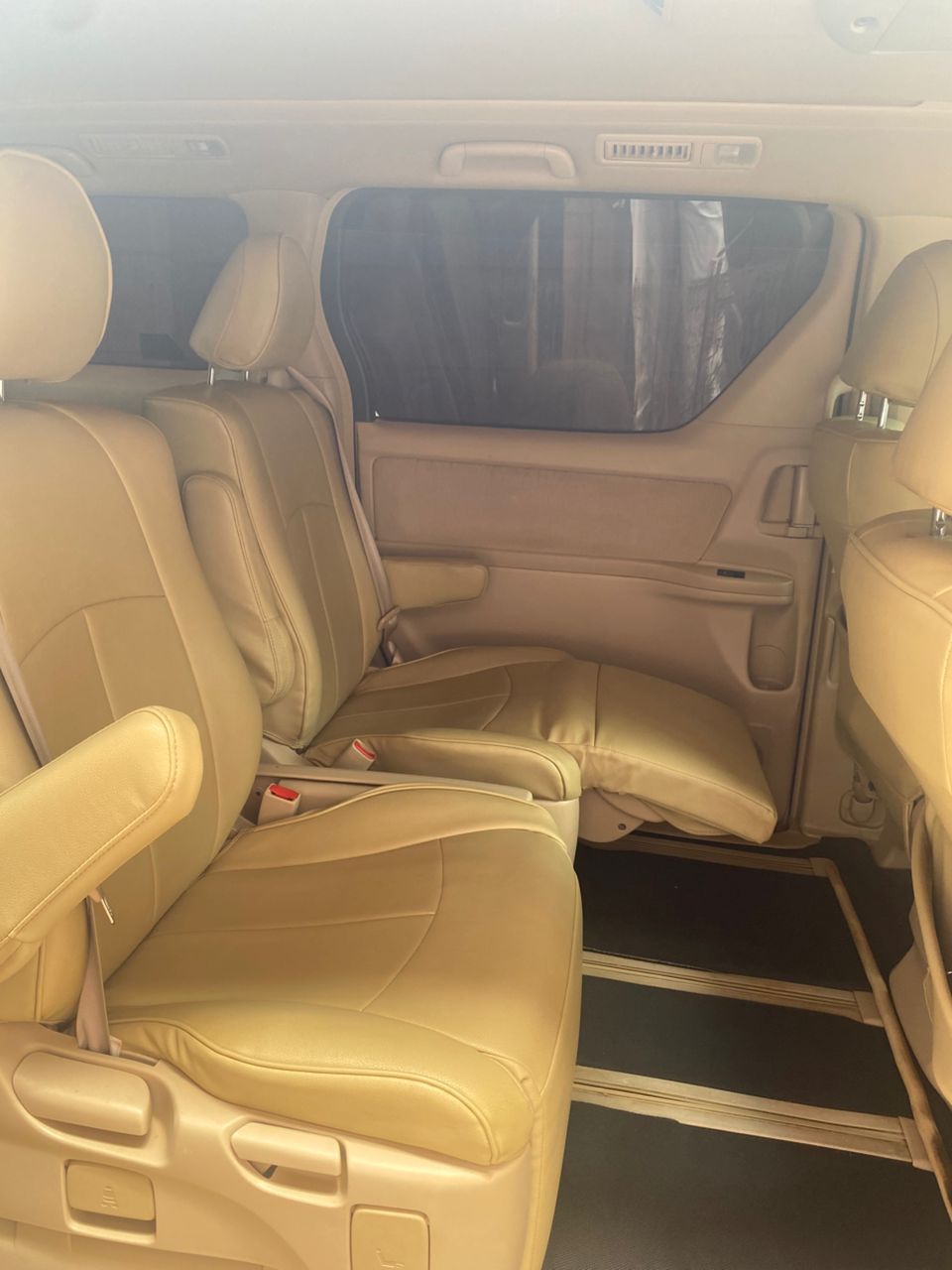 A picture of Toyota Alphard 2010 Model