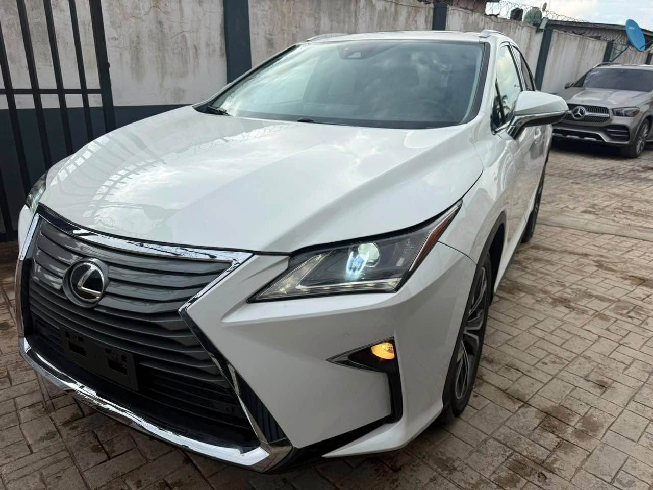 A picture of 2016 RX350
