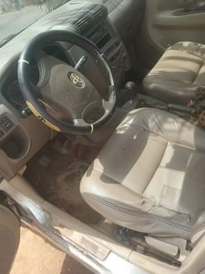 A picture of Toyota Avanza 2005 Manual Sound engine and gear 4 plugs