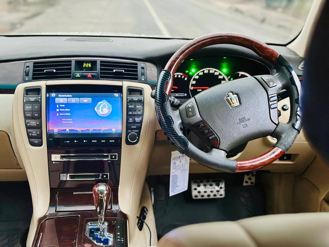 A picture of TOYOTA CROWN ATHLETE