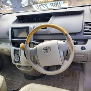 A picture of Toyota Noah 2008 model