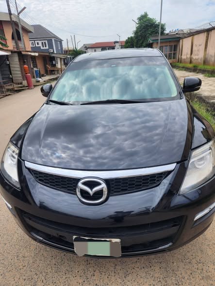 A picture of Mazda CX9 2012