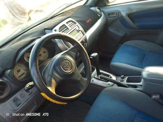 A picture of 2004 TOYOTA RAV 4 CORRECT VIBE