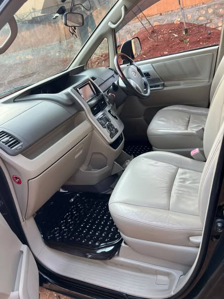A picture of TOYOTA NOAH SI 34M Slightly negotiable BLACK BODY CREAM INTERIOR