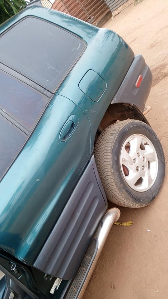 A picture of Toyota Rav 4 2000model Engine and gear perfect ok AC