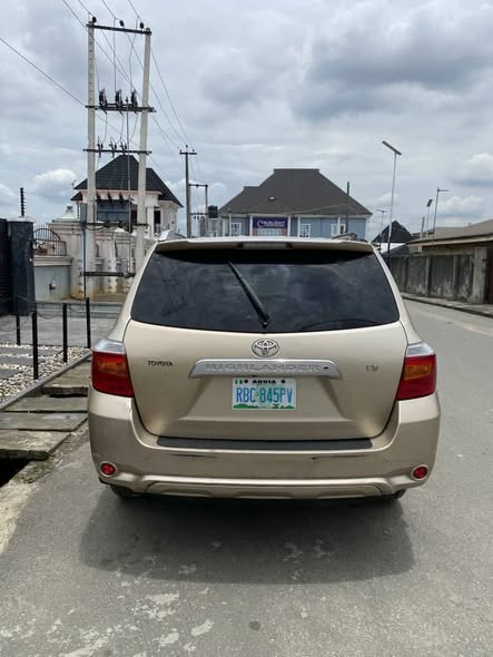 A picture of First body 2010 Toyota Highlander for sale 3 rows