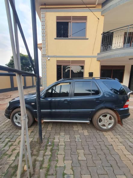 A picture of Mercedes Benz ML 320