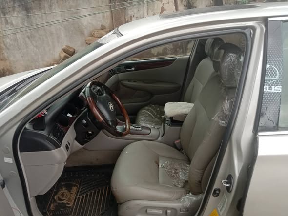 A picture of Clean used Lexus es 300 first user from toks