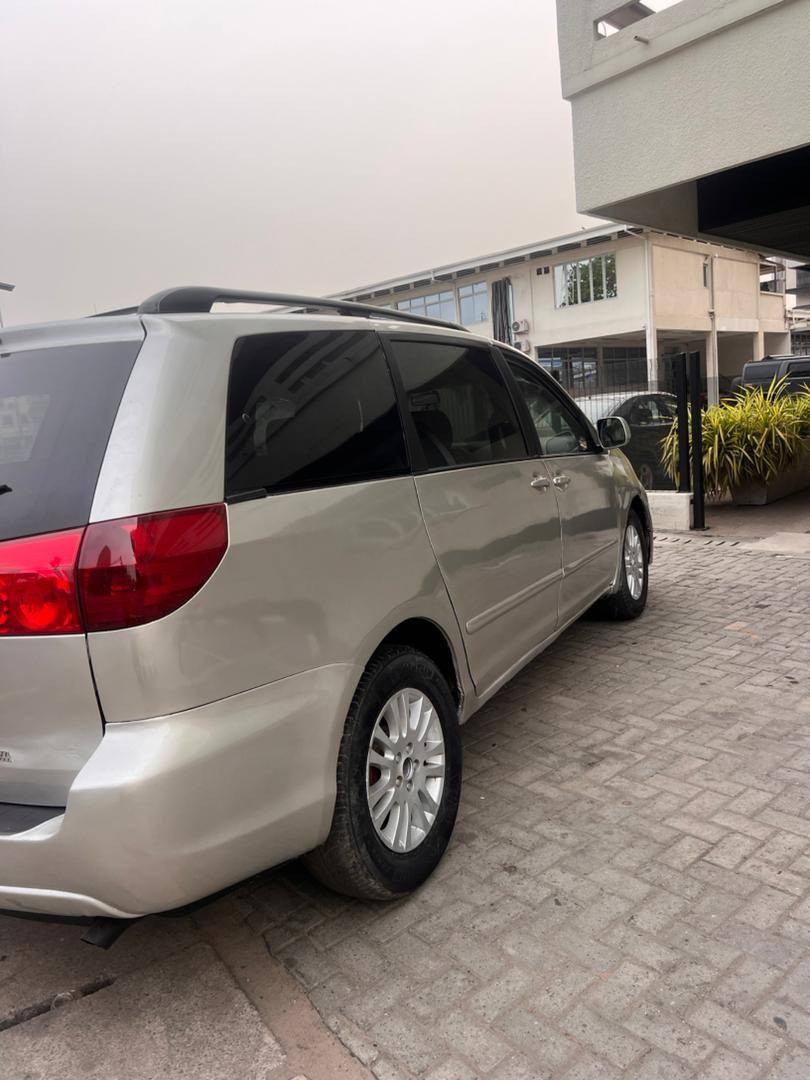 A picture of Toyota sienna 2007 model xle first user 2GR engine