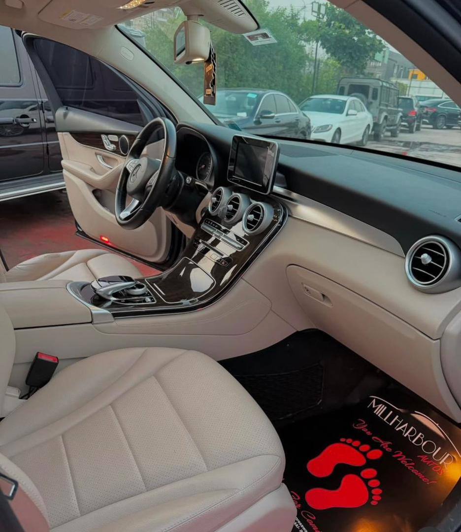 A picture of Mercedes Benz GLC300