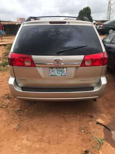 A picture of Super Clean Nigerian Used Toyota Sienna 2006 Repainted Clean Fabric