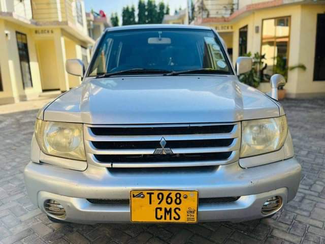 A picture of 2004 Suzuki Pajero GDI