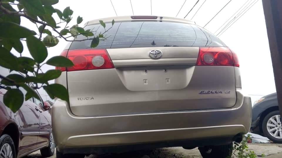 A picture of Toyota Sienna 2006