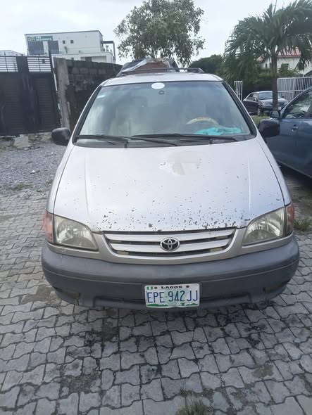 A picture of Toyota sienna 2001 3 5m week end promo