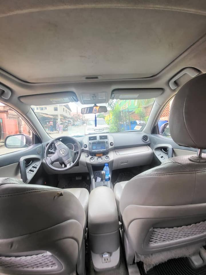 A picture of Toyota RAV4 08