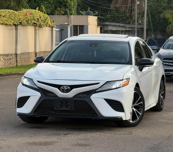 A picture of Foreign Used 2021 Toyota Camry SE Keyless Entry Wireless Charger
