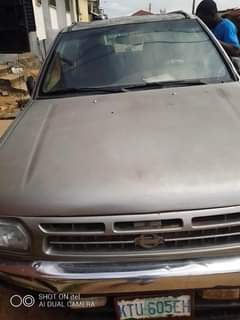 A picture of Nissan Pathfinder 99