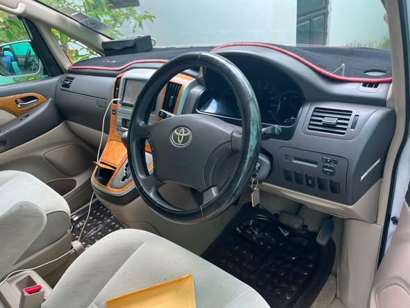 A picture of Toyota alphard model 2006