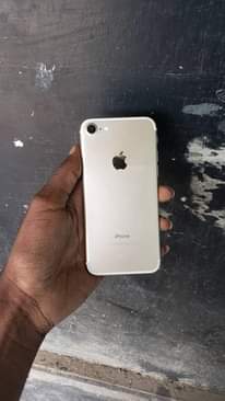 A picture of iPhone 7 Plain 128gb bei 190 000 0655695769 battery 99