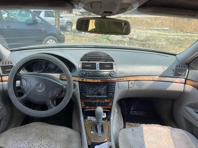 A picture of Mercedes Benz E320 2004