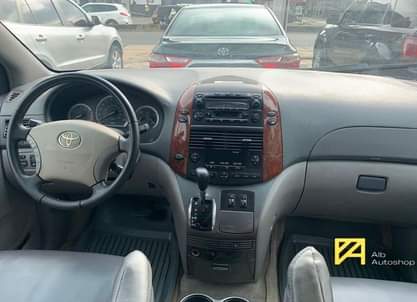 A picture of 2005 Toyota Sienna XLE