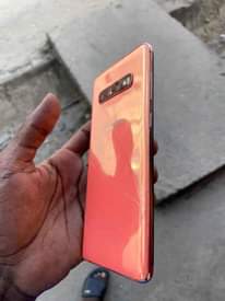 A picture of Samsung s10
