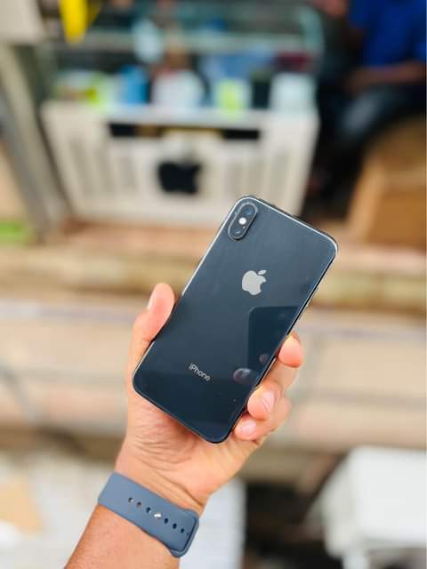 A picture of IPhone X 256GB