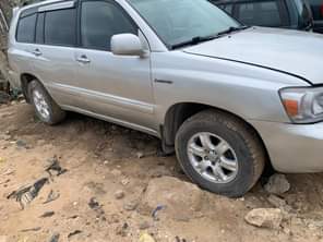 A picture of 2004 model highlander pure first body with a very sound
