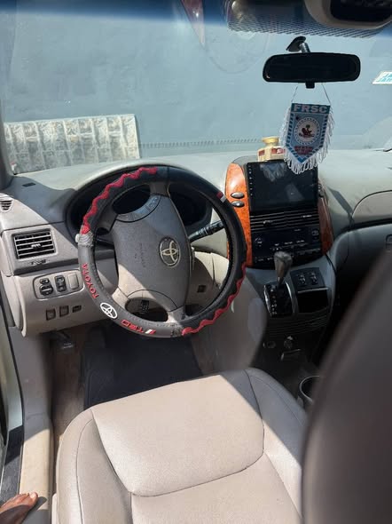 A picture of Toyota sienna 2008