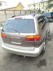 A picture of 2000 model Toyota sienna Nigerian use in 100 working condition