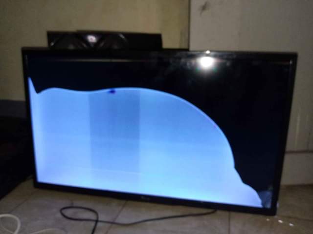 A picture of 32 Inches tv with brocken screen 60K 0751276002 if u