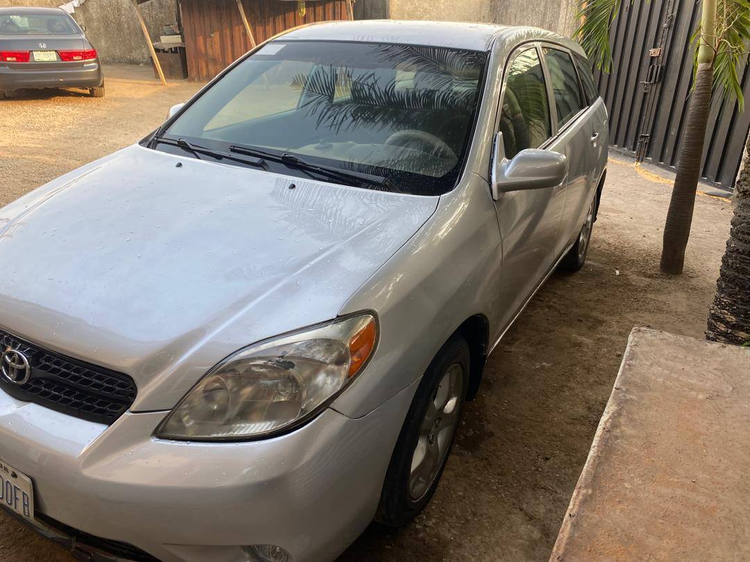 A picture of Neat 05 Toyota matrix