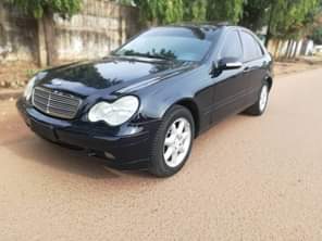 A picture of Neatly used 4 cylinder Mercedes Benz c200 04 05 model