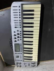 A picture of M Audio Ozonic controller