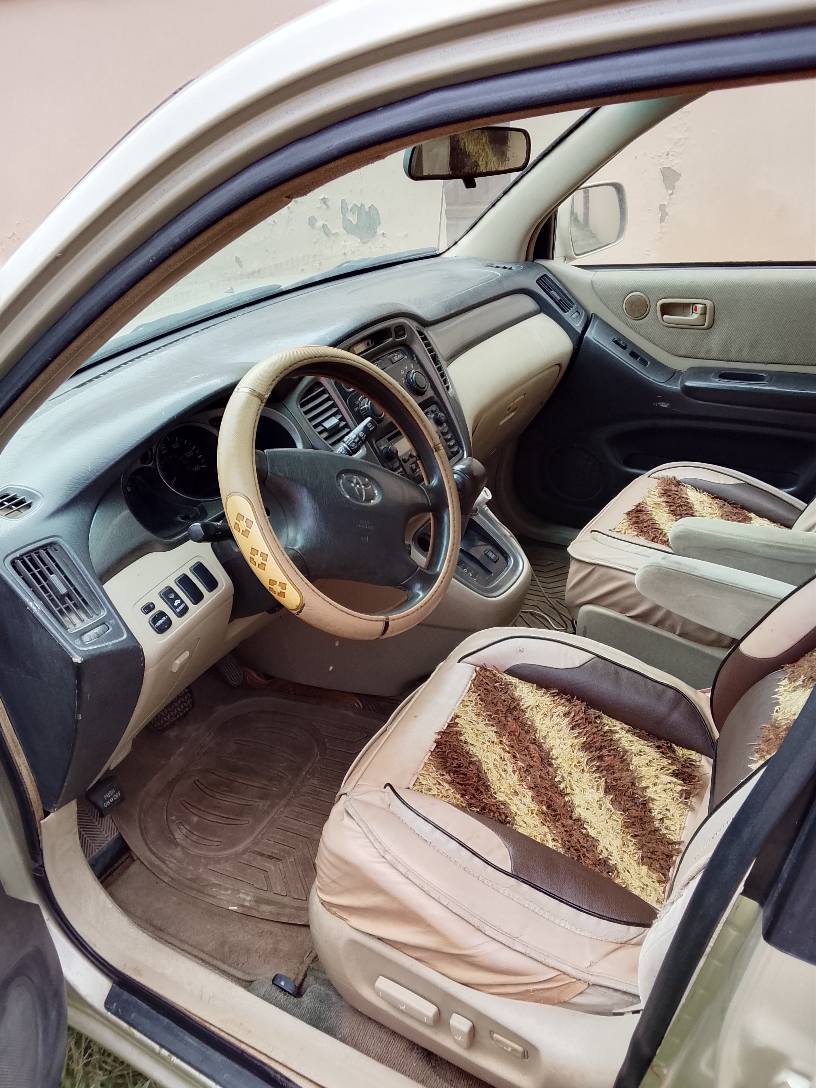 A picture of Toyota Highlander 2004 model