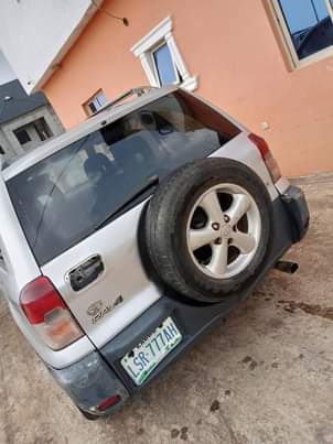 A picture of Toyota Raf 4