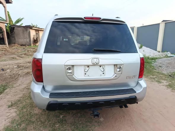 A picture of Honda pilot 2005 model first body