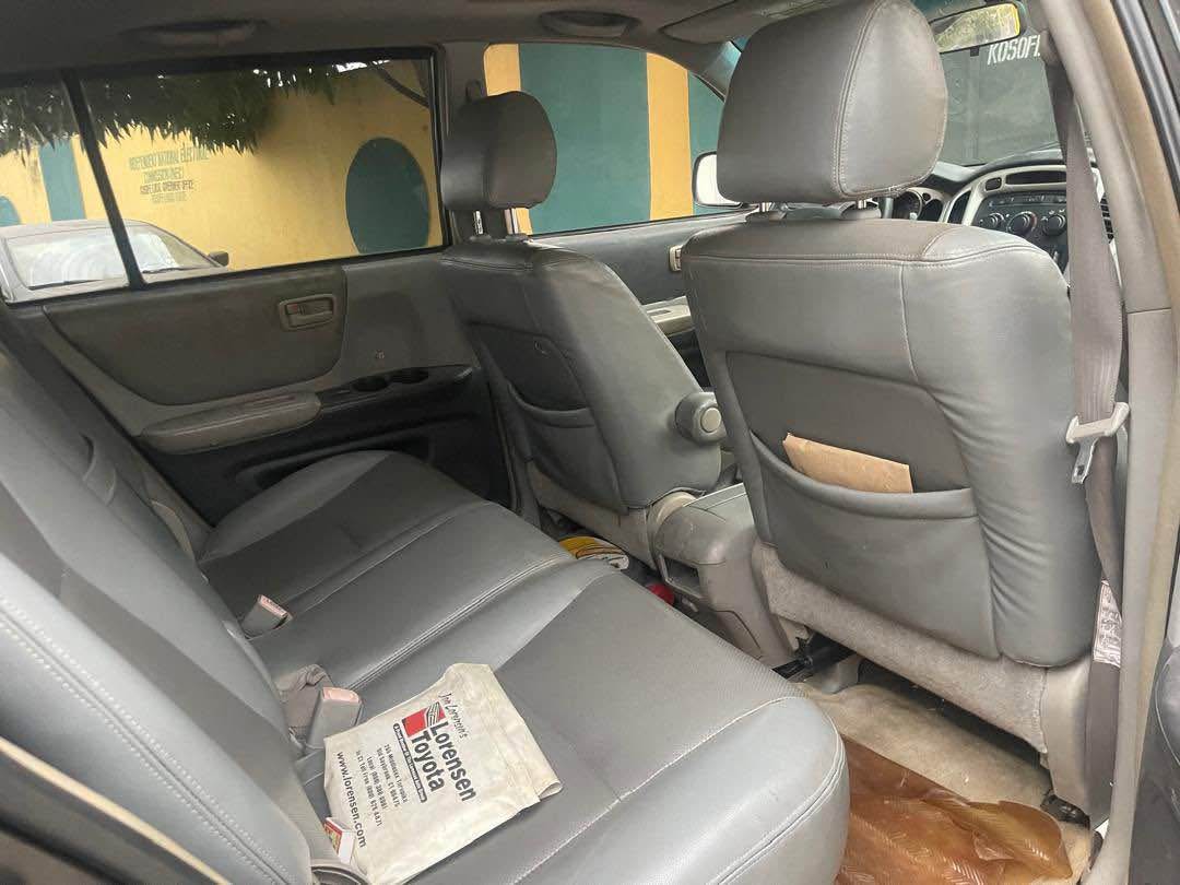 A picture of Toyota Highlander 2006 3 rows 