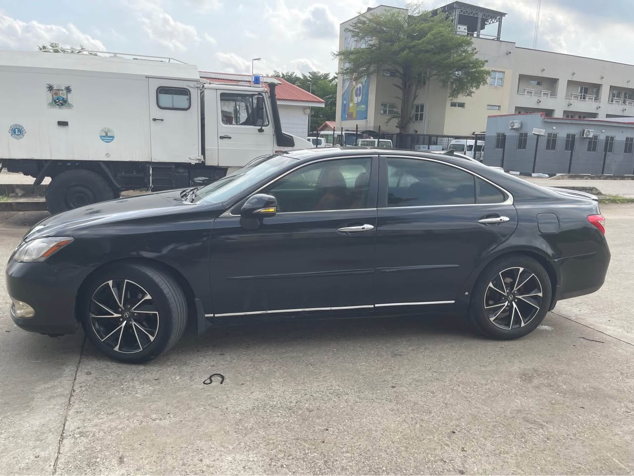 A picture of Extremely clean ES 350 08 model Absolute buy and use
