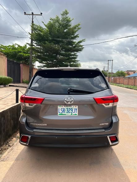 A picture of Pure toks standard 2017 Toyota Highlander