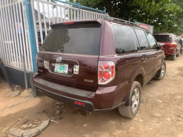 A picture of 2005 Honda pilot