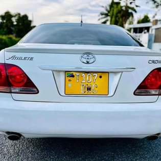 A picture of TOYOTA CROWN