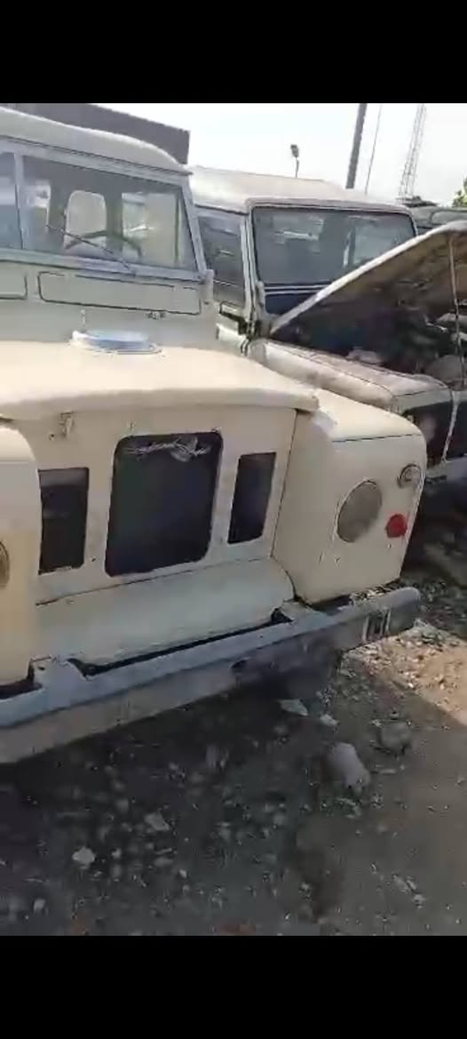 A picture of Land rover truck