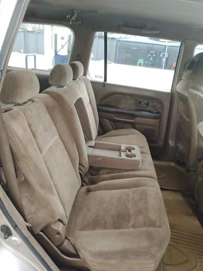 A picture of Honda pilot 2004