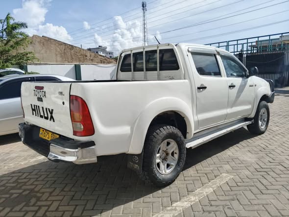 A picture of HILUX ENGINE 5L DEASEL 0693030167