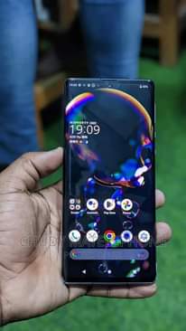 A picture of AQUOS R6